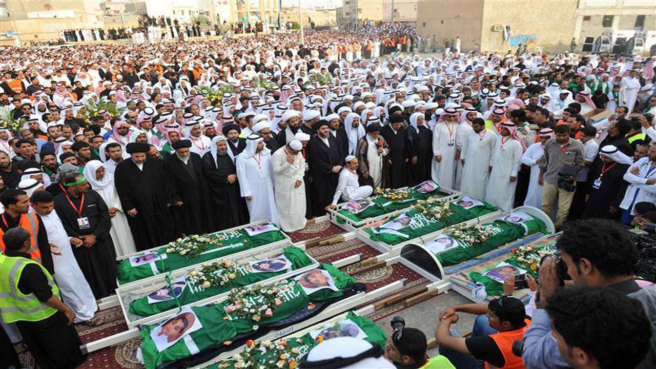 صورة آلاف المشيعين في مراسم تشییع شهداء حادثة الاحساء