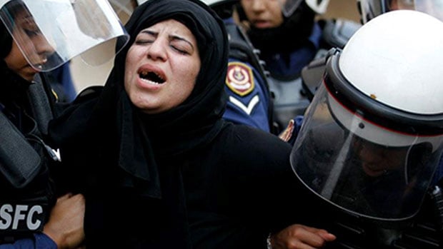 صورة السلطات البحرينية تعتقل عددا من البحرينيين بينهم عدد من النساء والاطفال