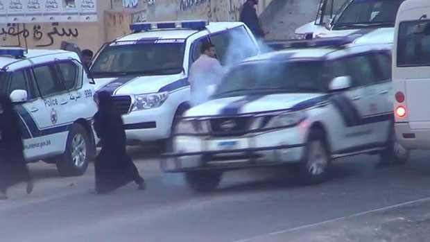 صورة النظام البحريني يقمع تظاهرات سلمية تطالب بالتحول الديموقراطي في البلاد