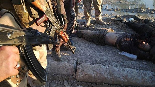 صورة داعش” يعدم خمسة منتسبين بالجيش بينهم ضابطان جنوبي الموصل