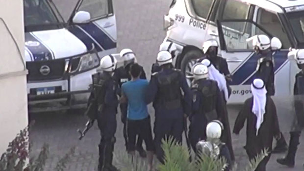 صورة اعتقال ثلاثة شبان على يد مليشيات ملثمة تابعة للاجهزة الأمنية في البحرين