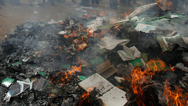 صورة “داعش مغول العصر” يحرق الف كتاب لاحتوائها افكار تعارض منهجه