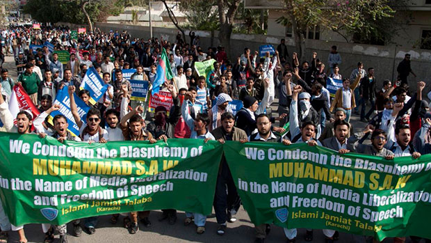 صورة الالاف يتظاهرون في باكستان رداً على اساءة المجلة الفرنسية