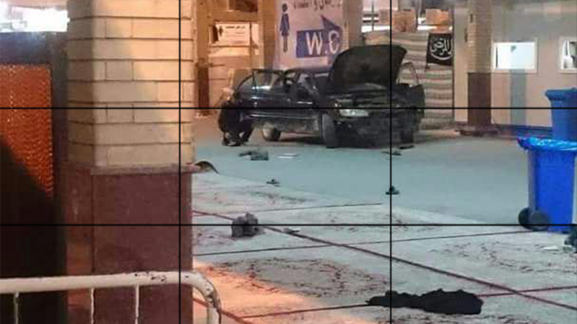 صورة سيارة تضرب الحواجز الامنية وتصل الى سور مرقد الامام علي السلام