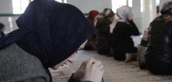 صورة عائلة يهودية تطرد ابنتها بعد اعتناقها الاسلام
