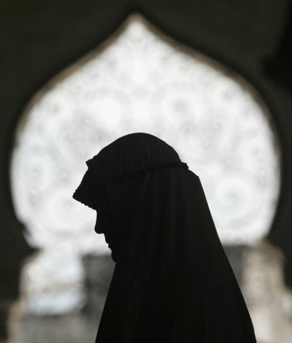 صورة مدرسة سويسرية تمنع طالبة مسلمة من الدخول للمدرسة بسبب ارتدائها الحجاب