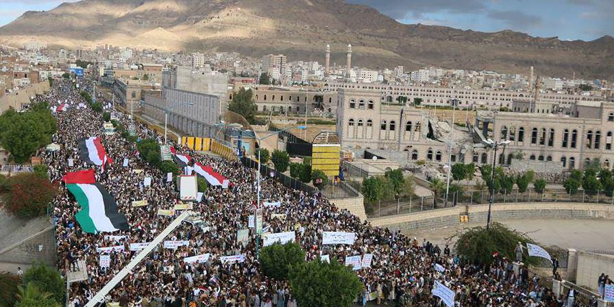 صورة تظاهرة جماهيرية حاشدة في صنعاء استنكارا للعدوان السعودي واستمرار الصمت الدولي