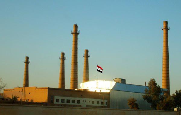 صورة رفع العلم العراقي على معمل زجاج الرمادي