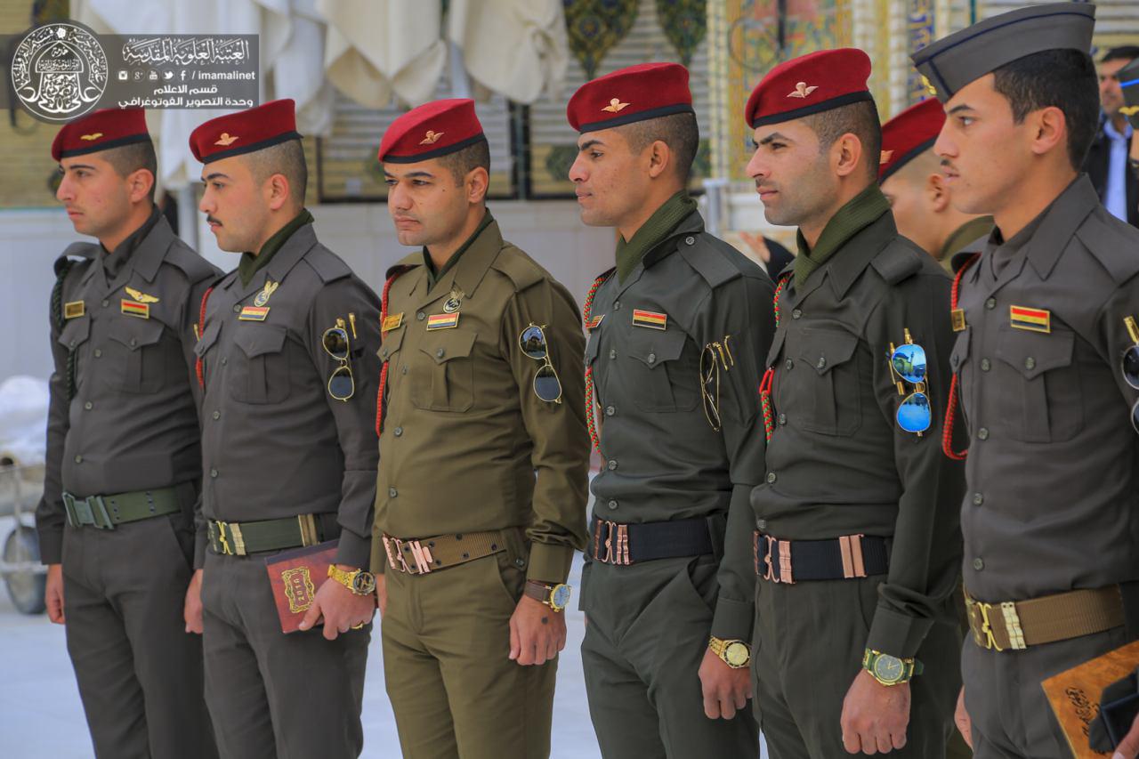 صورة كوكبة من خريجي الكلية العسكرية في العراق يتشرفون بارتداء رتبهم العسكرية في رحاب الحرم العلوي الطاهر