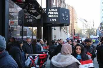 صورة العراقيون يعتصمون أمام مقر صحيفة الشرق الأوسط السعودية في لندن