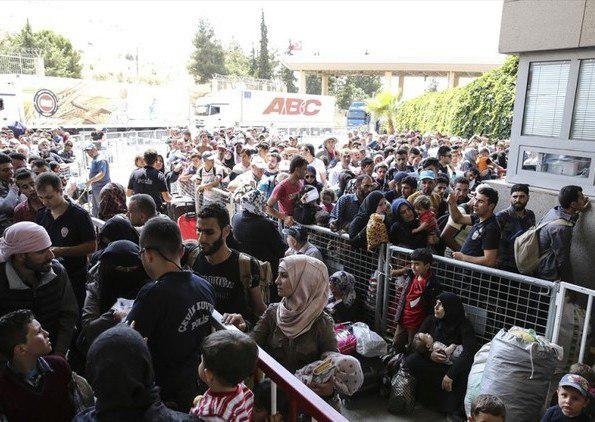 صورة عشرات آلاف السوريين يتدفقون إلى معبر باب الهوى مع تركيا عائدين لوطنهم