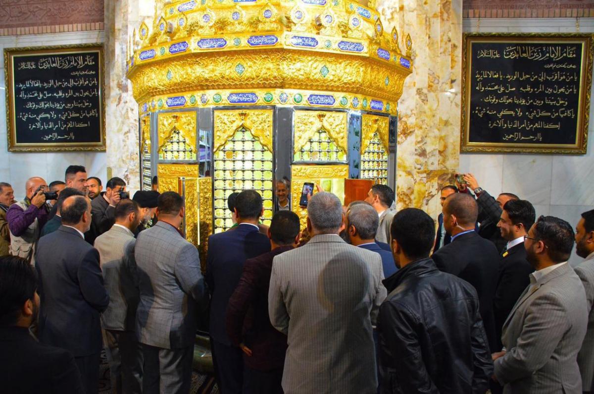 صورة افتتاح الشباك الذهبي لمحراب الإمام السجَّاد عليه السلام بمسجد السهلة في النجف الاشرف