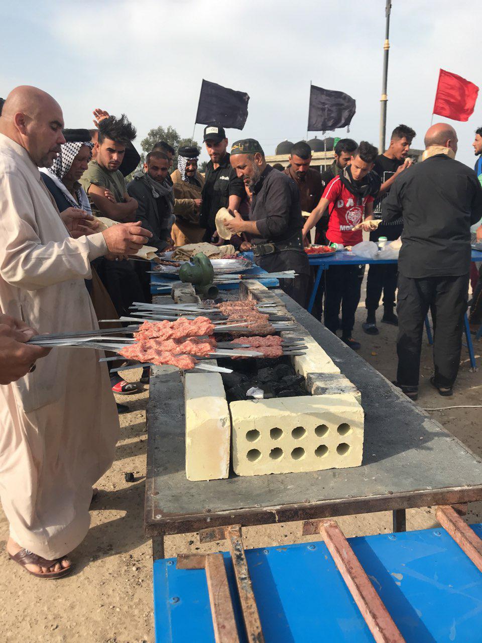 صورة بالصور.. حشود الزائرين من جنوب العراق تصل محافظة الكوت متجهة صوب الكاظمية المقدسة والمواكب تستنفر لتقديم الخدمات