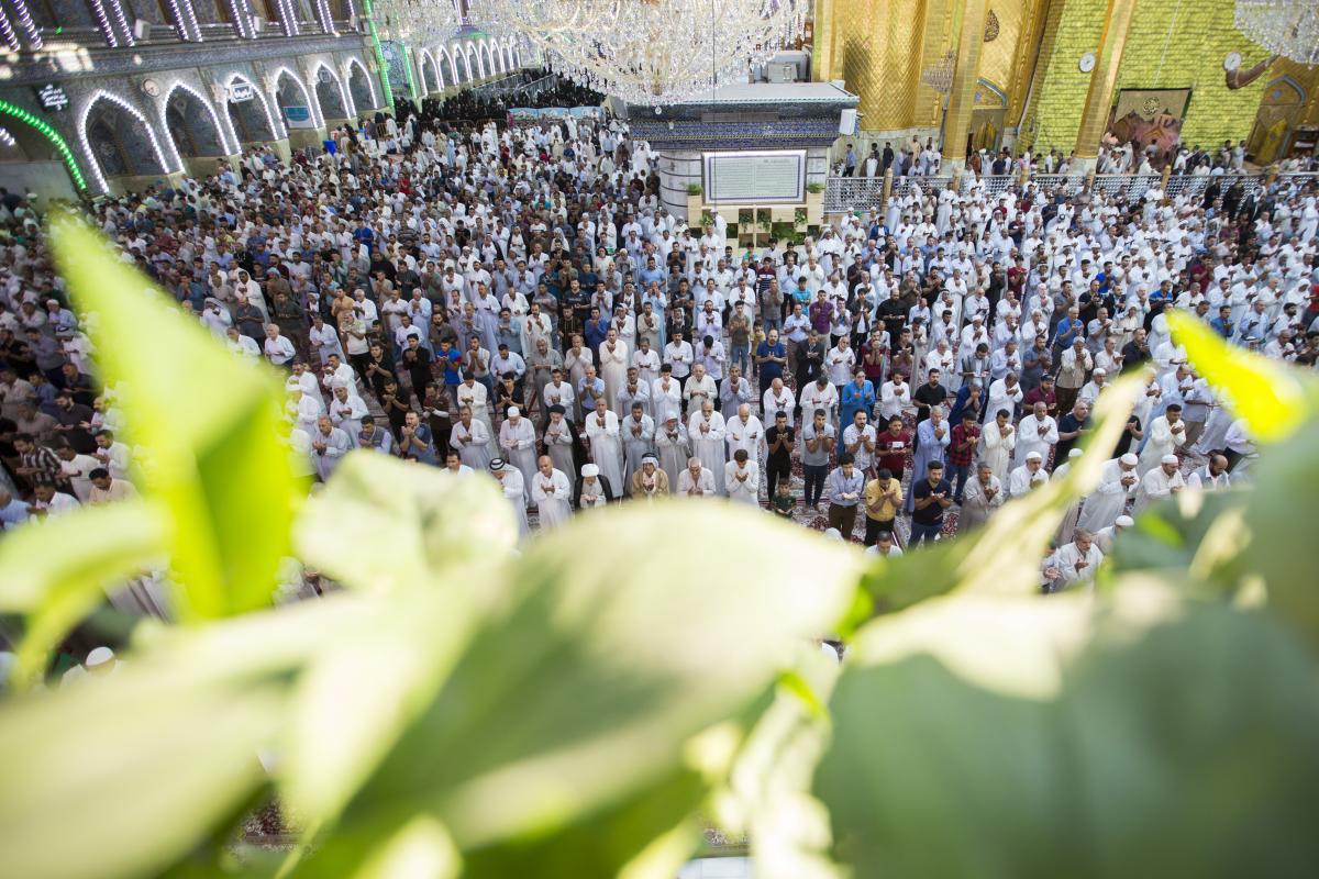 صورة المؤمنون يؤدّون صلاة العيد عند مرقدي الامام الحسين واخيه العبّاس عليهما السلام