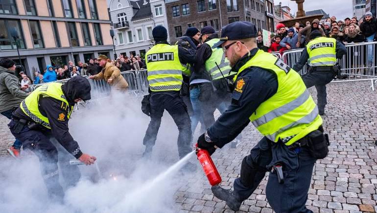 صورة النرويج: يميني متطرف يحاول حرق نسخة من القرآن [صور]