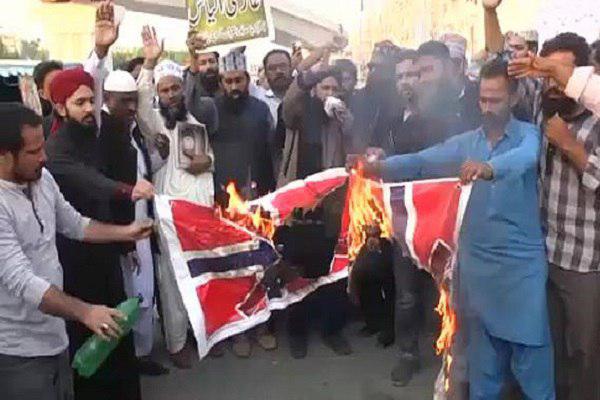 صورة مظاهرة في باكستان للتنديد بحرق نسخة من القرآن في النرويج