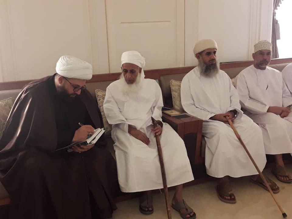 صورة وكيل المرجع الشيرازي يلتقي المفتي العام في سلطنة عمان ويؤكد على مبدأ التعايش السلمي