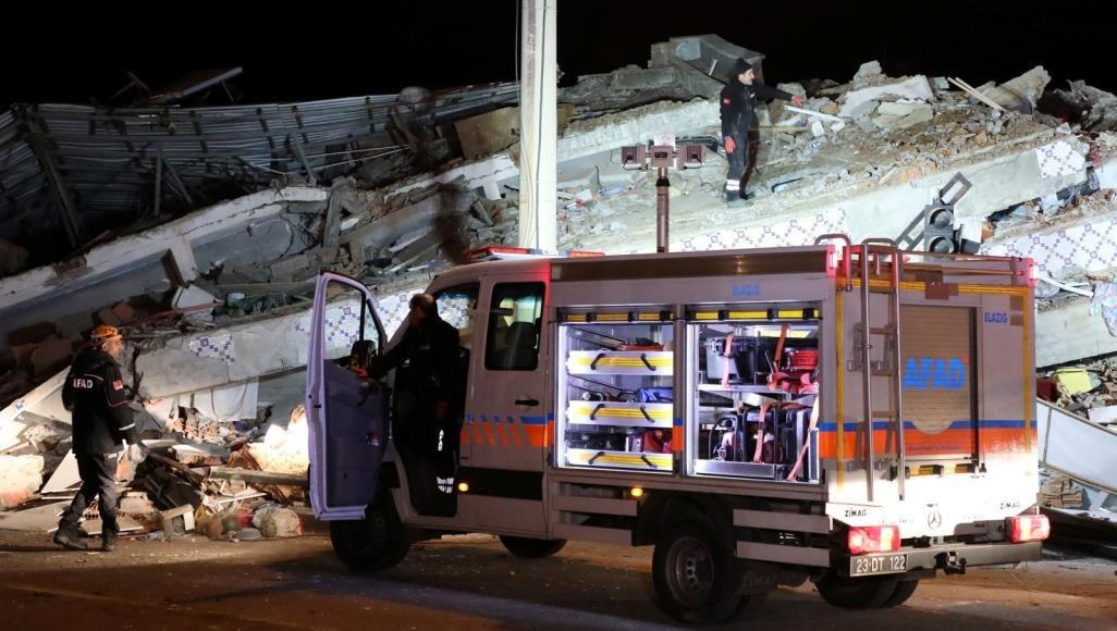 صورة مقتل ما لا يقل عن 22 في زلزال قوي بشرق تركيا