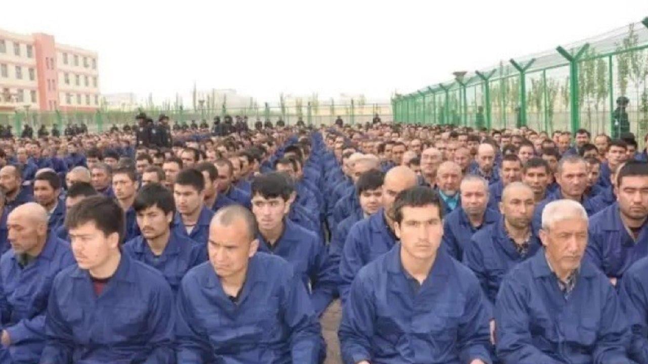 صورة الصين تجبر آلاف الأويغور المسلمين على العمل القسري لمصانع ذات ماركات تجارية عالمية