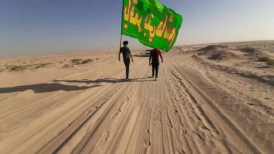 صورة في مشهد قل نظيره .. أهالي السلمان يقطعون مسافات طويلة من الصحراء سيراً على الأقدام لأداء زيارة الأربعين (صور)