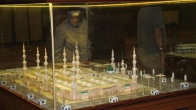 صورة استغرق صنع النماذج خمسة أعوام.. فنان تركي يصنع نماذج طبق الأصل للكعبة المشرفة والمسجد النبوي