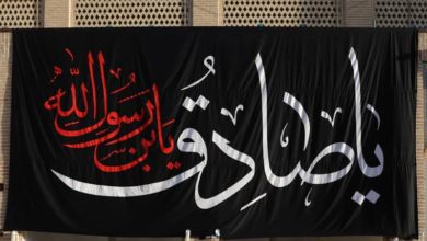 صورة العتبة العسكرية المقدسة تتشح بالسواد إيذاناً بذكرى شهادة الإمام جعفر الصادق عليه السلام