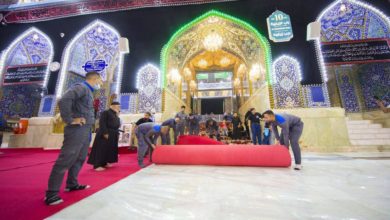صورة فرش أرضية الصحن الحسيني الشريف بالسجاد الأحمر استعداداً لمراسيم عاشوراء (صور)