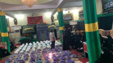 صورة بإشراف مكتب المرجع الشيرازي.. توزيع مئات السلات الغذائية للمحتاجين في كربلاء المقدسة