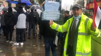 صورة وقفة احتجاجية للجالية اليمنية في لندن لرفع الحظر عن مطار صنعاء