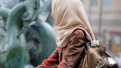 صورة المسلمات ضحية التمييز في فرنسا.. والقانون الفرنسي يضيق على الحجاب