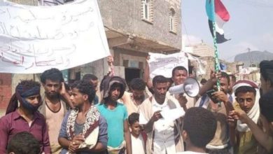 صورة تظاهرات في اليمن ضد سوء الأوضاع المعيشية والانهيار المتسارع في أسعار العملة المحلية