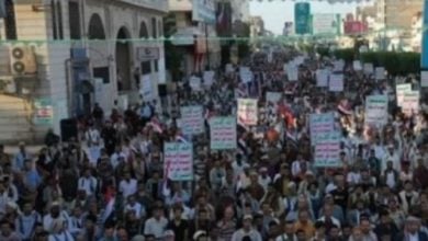 صورة مسيرة حاشدة تنديداً بجريمة إعدام عشرة أسرى في الساحل الغربي في الحديدة اليمنية