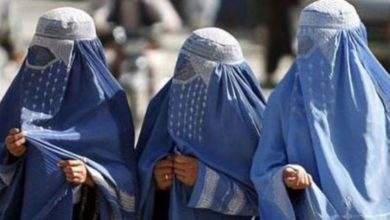 صورة ناشطات أفغانيات يرفضن القيود المفروضة على النساء وحقوقهن من قبل حركة طـ،ـالبان الإرهـ،ـابية