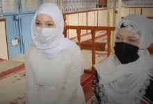 صورة امرأة فرنسية وابنتها تعلنان إسلامهما تأثرا بجيرانهما المسلمين في تركيا
