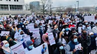 صورة المئات ينظّمون تظاهرة تطالب بالعدالة بعد مقتل إمام مسلم في أمريكا (صور)