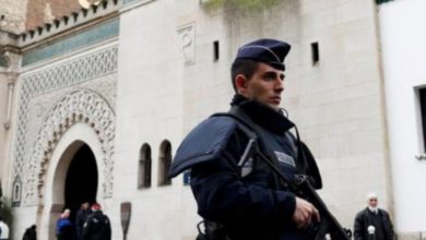 صورة لوموند: فرنسا تعزز ترسانتها القانونية لمحاربة ما تسميه الإسلام السياسي