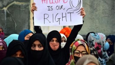 صورة طالبات هنديات مسلمات: حظر الحجاب يفرض الاختيار بين الدين والتعليم