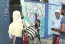 صورة إجبار طالبات على خلع الحجاب قبل دخولهن إحدى المدارس في الهند
