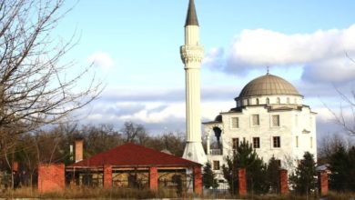 صورة يحتضن 86 مدنياً.. أنباء عن تضرر مسجد ماريوبول بقصف روسي