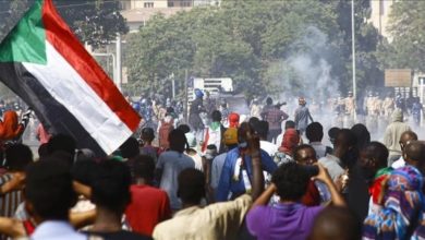 صورة قوات الأمن السودانية تفرّق المتظاهرين يطالبون بالعدالة بالغاز المسيل للدموع في الخرطوم