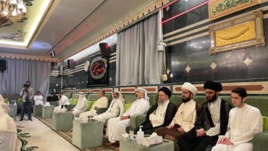 صورة نجل المرجع الشيرازي يشارك بمراسيم تأبين شهداء مسجد الإمام الصادق عليه السلام في الكويت