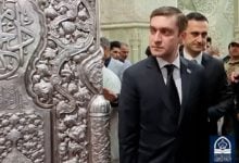 صورة القائم بأعمال سفارة أذربيجان يزور مرقد الإمام الحسين عليه السلام ويؤكد على عودة السياحة بين العراق وبلاده قريباً