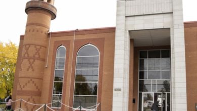 صورة كندا.. سيارة تحاول دهس مصلين أمام مسجد والشرطة تحقق في شبهة الإسلاموفوبيا