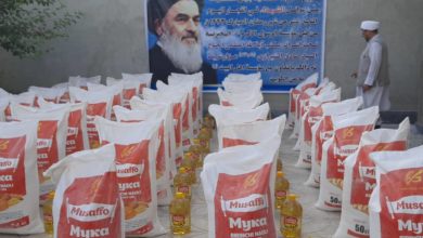 صورة المرجعية الشيرازية لم تنسَ رعايتهم.. تقديم المساعدات الغذائية لأسر شهداء مدينة مزار شريف الأفغانية