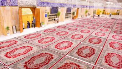 صورة كربلاء المقدّسة.. مقام الإمام المهديّ عجّل اللهُ فرجه الشريف يفرَش بطقم سجاد جديد