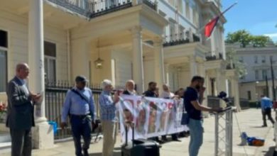 صورة في اليوم العالمي لمساندة ضحايا التعذيب…احتجاج أمام سفارة البحرين في لندن