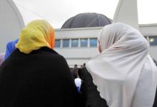صورة مديرة مدرسة فرنسية تهين طالبتين مسلمتين وتتهمهما بنشر الإسلام