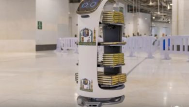 صورة روبوت لتوزيع المصاحف على الحجاج داخل المسجد الحرام (صور)