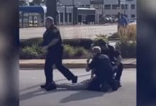 صورة الشرطة الأمريكية تعتدي بالضرب المبرح على فتى مسلم