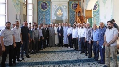 صورة رئيس وزراء جورجيا يزور مسجداً لتهنئة المسلمين